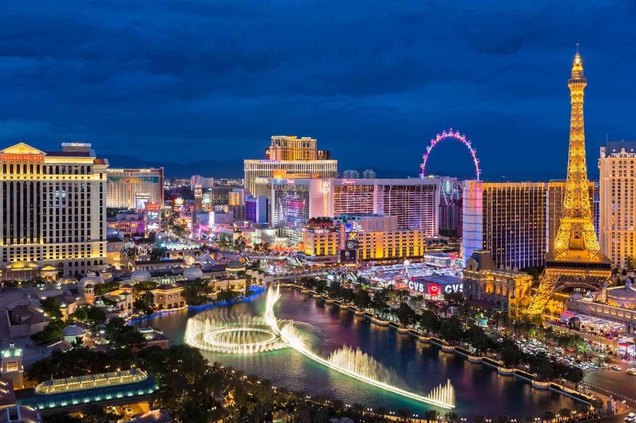 USA, Vereinigte Staaten von Amerika, Südwesten, Nevada, Las Vegas, Las Vegas Boulevard, Strip, Springbrunnen des Hotel Bellagio, Paris Las Vegas mit Eifelturm und Hotel Caesars Palace, Blaue Stunde